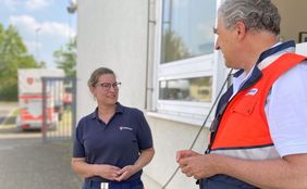 Georg Khevenhüller im Gespräch mit Helferin Elena Lützeler aus Euskirchen.